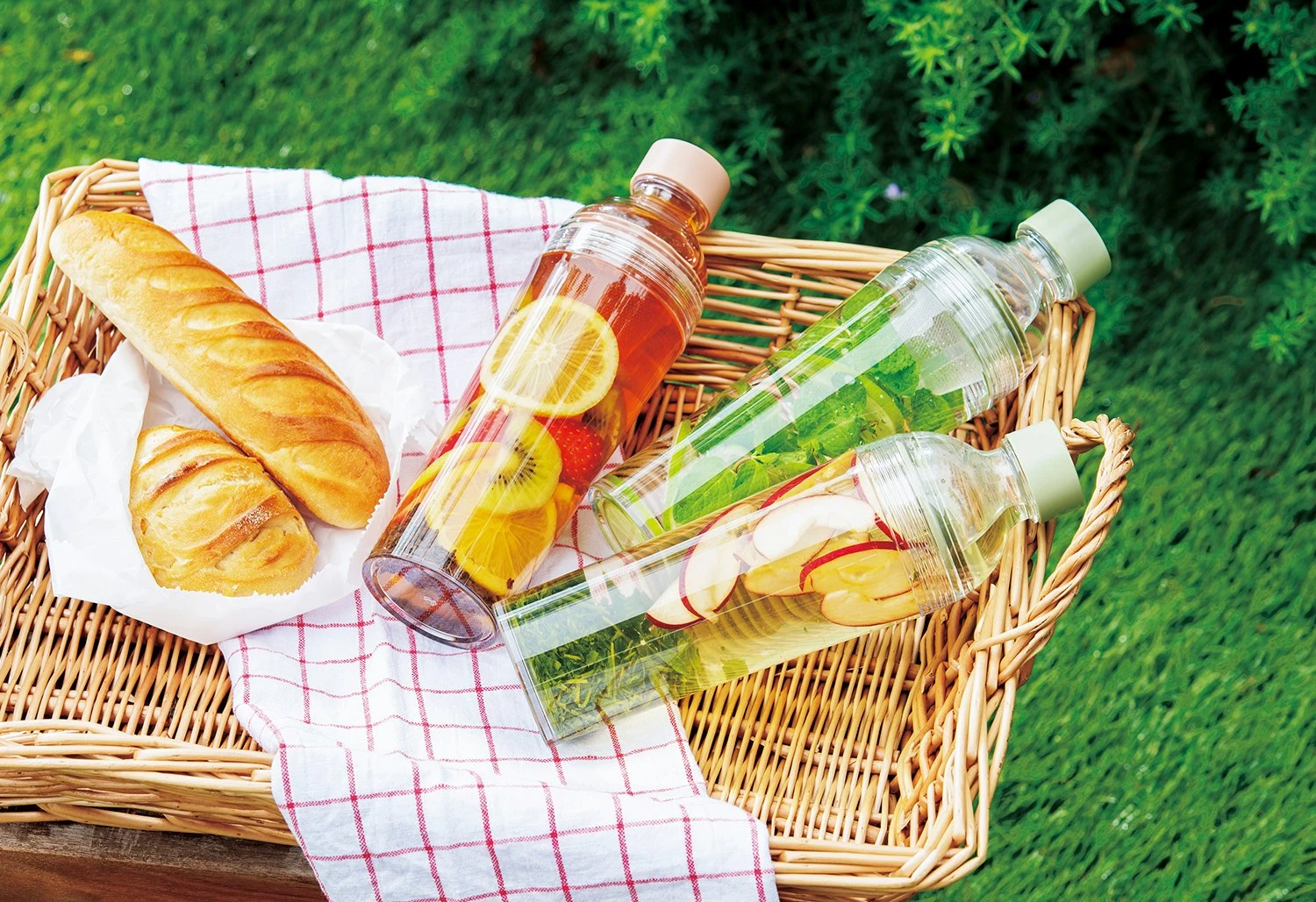 Hario Portable Tea Filter In Bottle 400ml (Smoky Green) 4 Hario Portable Tea Filter In Bottle 400ml (Smoky Green) - Image 2